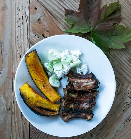 Ribsit, grillattu kurpitsa ja kurkku-fetasalaatti