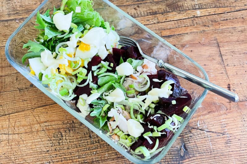 Evässalaatti kanalla ja sinappikastikkeella