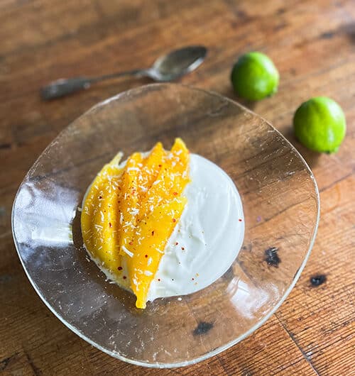 Chili-suolalla maustettu mango ja kookoskiisseli