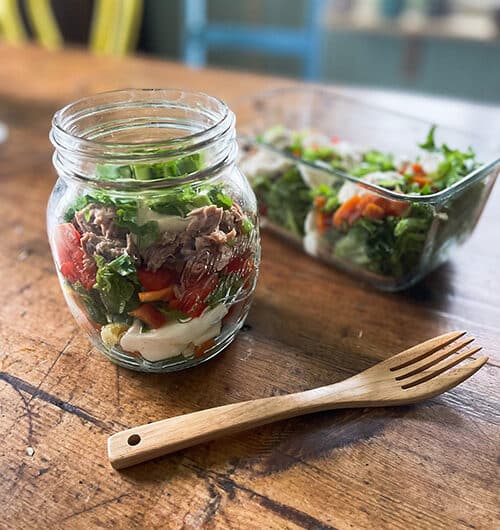 Evässalaatti tonnikalalla ja chilikastikkeella