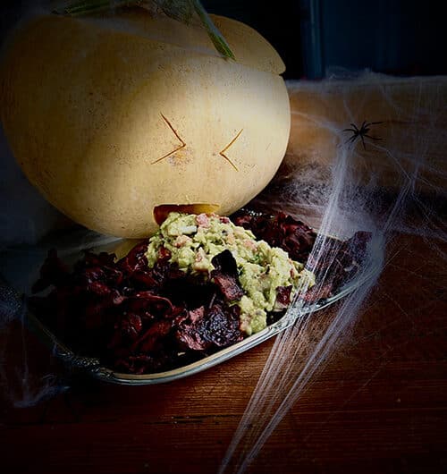 Halloweenin punajuurisipsit ja guacamole-dippi