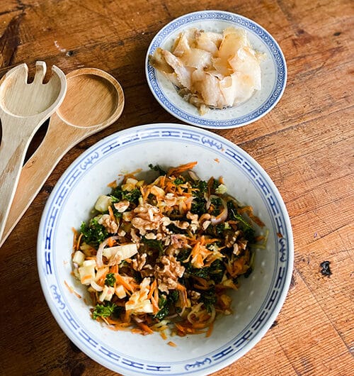 Lehtikaalisalaattia ja kalaa