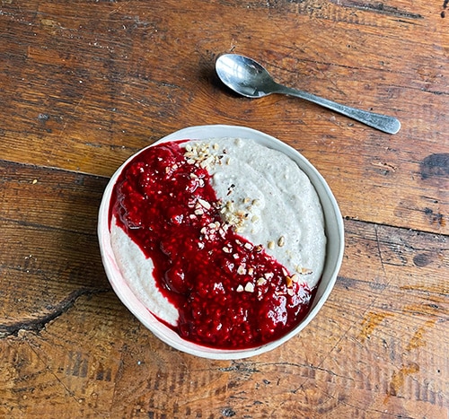 Pähkinäinen tuorepuuro vadelmapyreellä