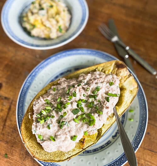 Tonnikalalla täytetty spagettikurpitsa