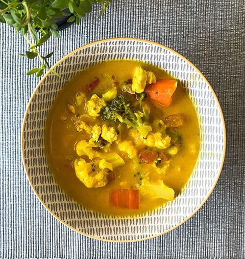 Lämmittävä currykanakeitto