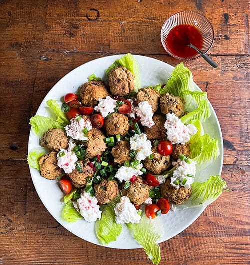 Falafel-salaatti granaattiomenalla