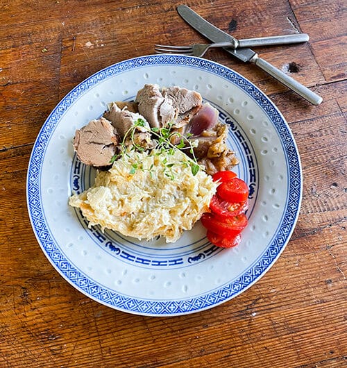 Haudutettua possua ja smetanahapankaalia