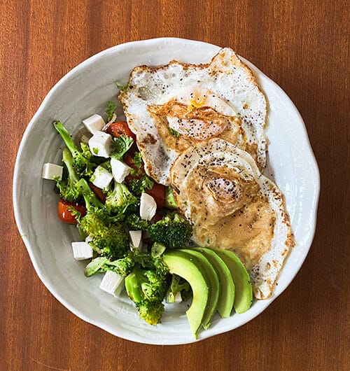 Paistetut munat ja kasvikset