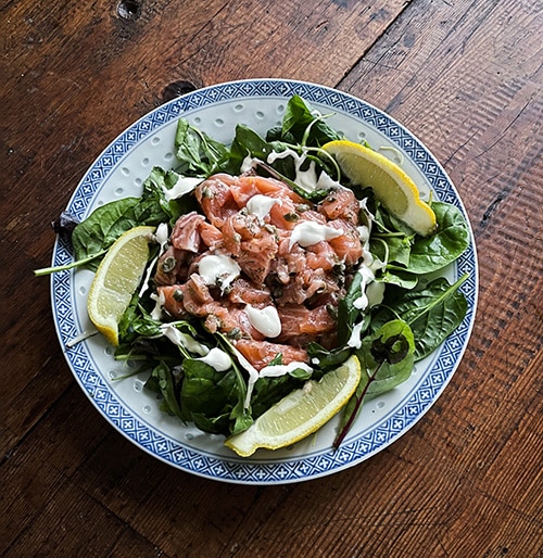 Lohitartar ja vihersalaatti