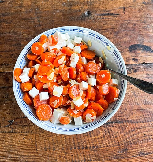 Mausteinen porkkanasalaatti