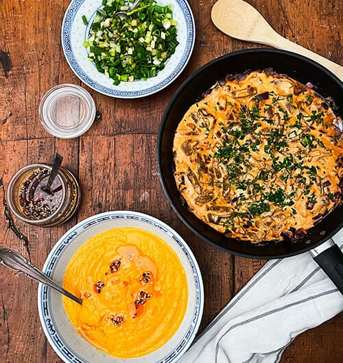 Korealainen lihakastike, rapea valkosipuli-chiliöljy ja kevätsipulisalaatti