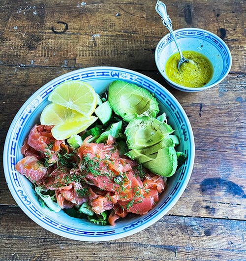 Kylmäsavulohi-avokadosalaatti