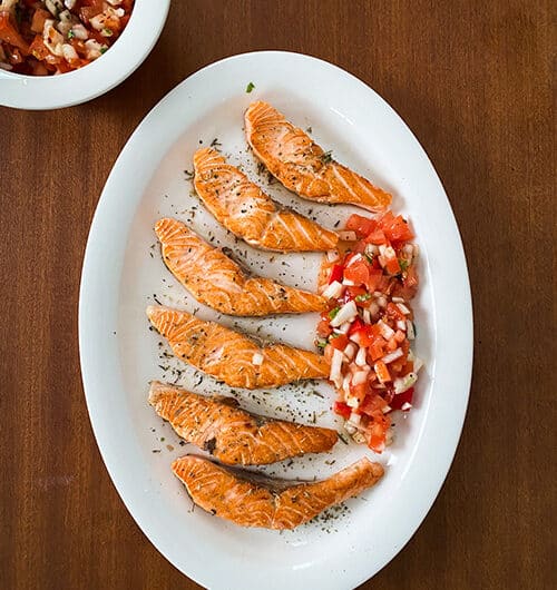 Lohta ja tomaatti-sipulisalaattia