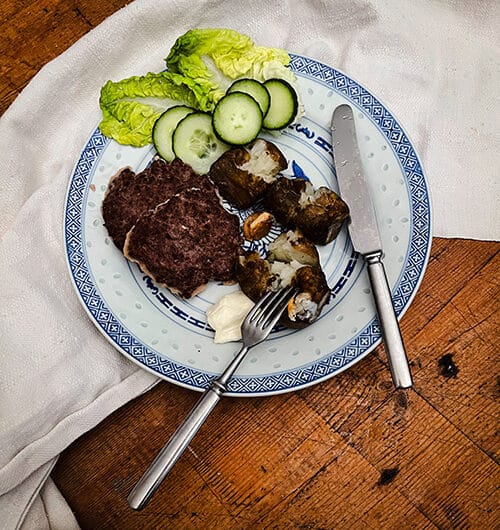 Paahdetut maa-artisokat ja jauhelihapihvit