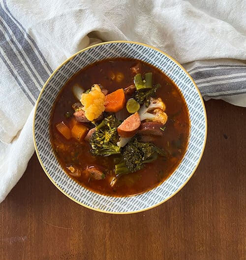 Tomaatti-makkarakeitto