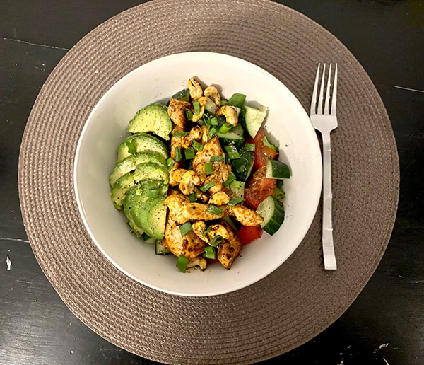 Raikas avokado-kanasalaatti