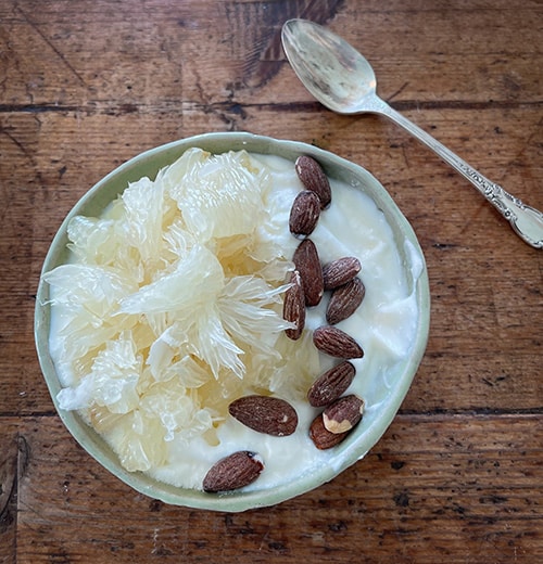 Hunajapomeloa ja rahkajogurttia