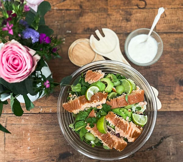 Lohi-avokadosalaatti limellä