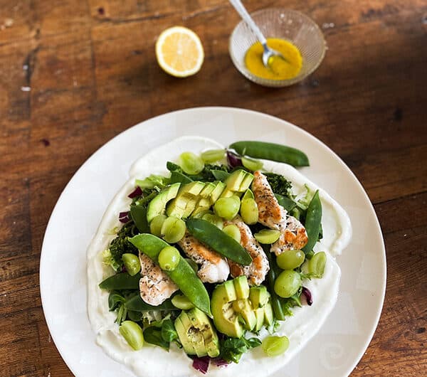 Salaatti jogurttipedillä