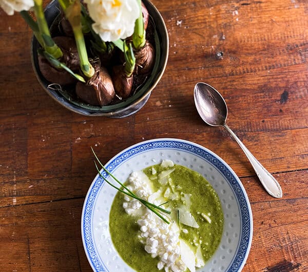 Salaattikeitto pestolla