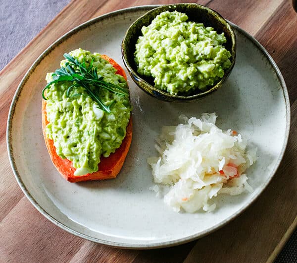 Bataattileivät avokado-munalevitteellä