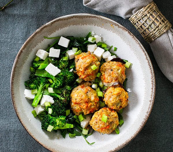 Broilerpyörykät ja vihreitä kasviksia