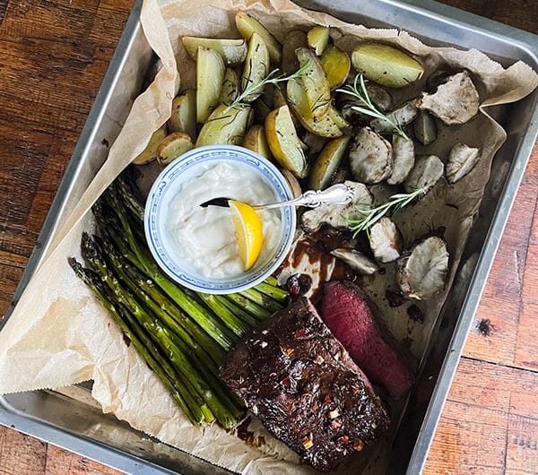 Lakritsiglaseerattu paisti ja rosmariinipaahdetut kasvikset