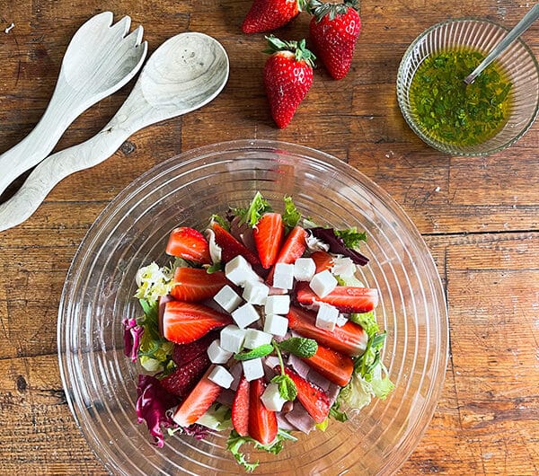 Mansikkasalaatti minttuvinegretillä