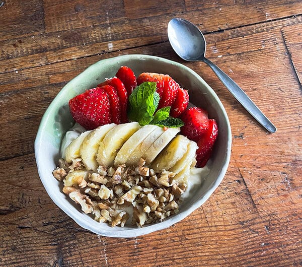 Pähkinäinen jogurtti mansikoilla