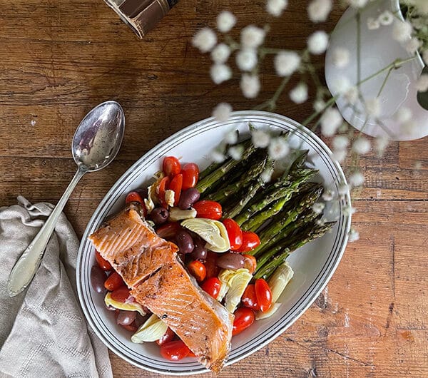 Parsa-tomaatti-oliivisalaatti lohella