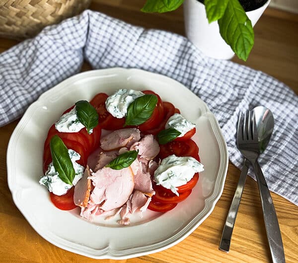 Yrttinen tomaatti-ricottasalaatti