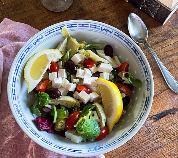 Artisokka-juustosalaatti