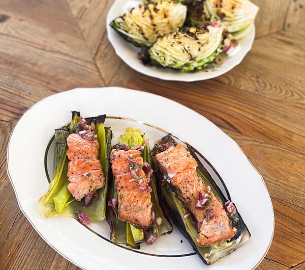 Grillattua purjoa ja lohta sipulivinegretella