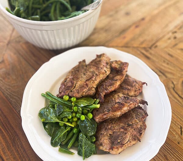 Sinappimarinoidut kasslerpihvit ja voimasalaatti