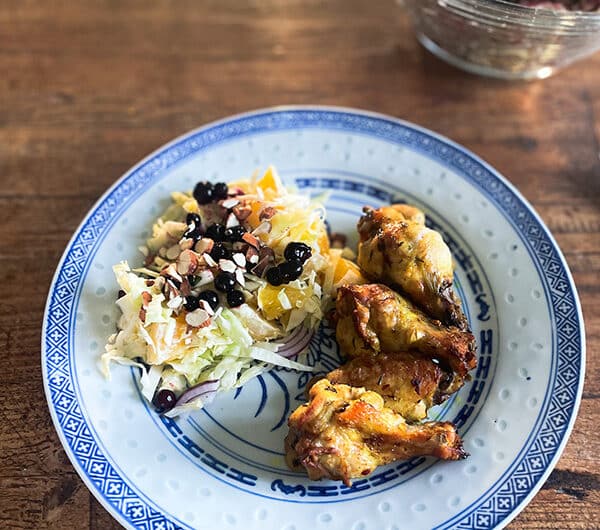 Kaali-mustaherukkasalaatti ja grillatut kanankoivet