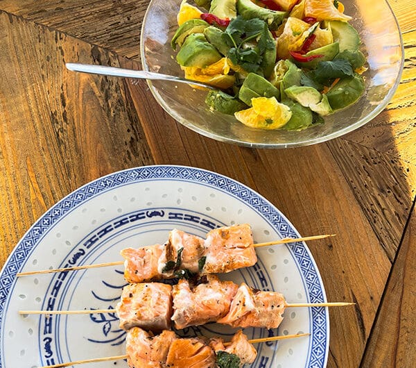 Lime-korianterilohivartaat ja avokado-appelsiinisalaatti