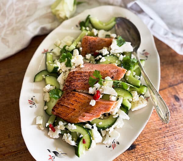 Kukkakaali-kurkkusalaatti ja savulohta