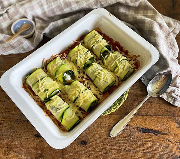 Pinaatti-ricottarullat kesäkurpitsalla