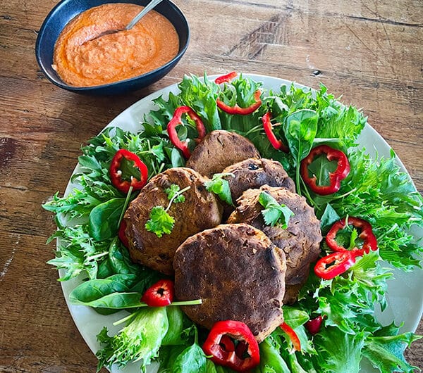 Härkis-kikhernepihvit ja paprika-fetadippi