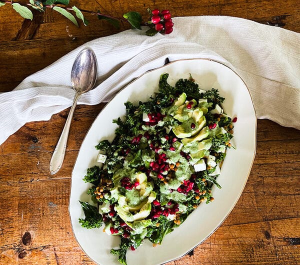 Linssisalaatti basilika-jogurttikastikkeella