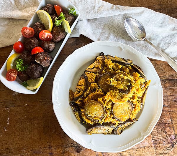 Maqluba eli keikausriisi ja curry-lihapullat