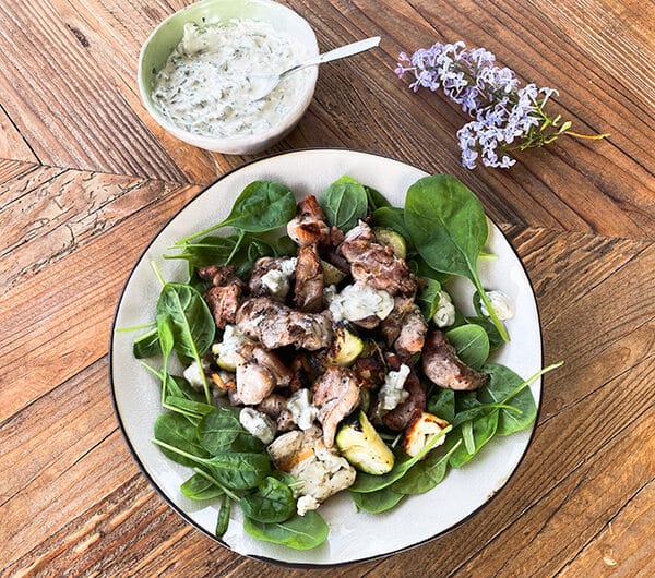 Halloumikanaa ja remouladea pinaattipedillä