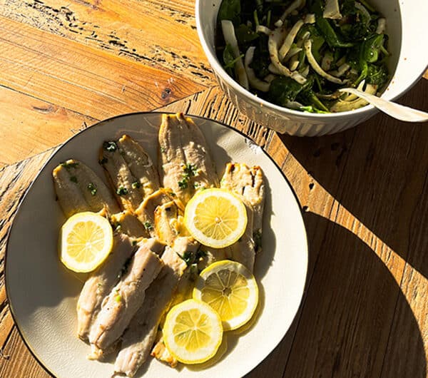 Fenkoli-pinaattisalaatti ja grillatut silakkafileet