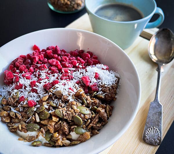 Kookos-pähkinägranola ja jogurttia