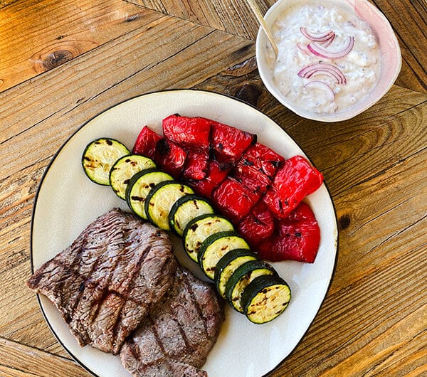 Naudan grillipihvit ja punasipulitsatsiki