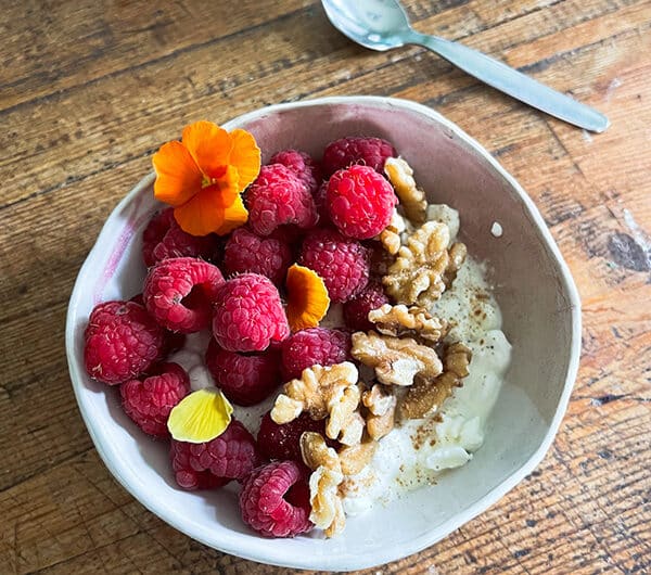 Vadelmainen raejuustoherkku