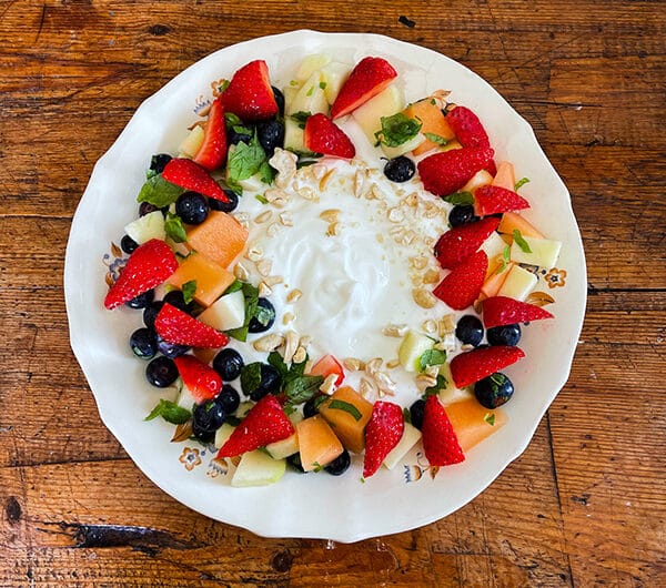 Pikamarinoidut hedelmät ja marjat jogurtilla