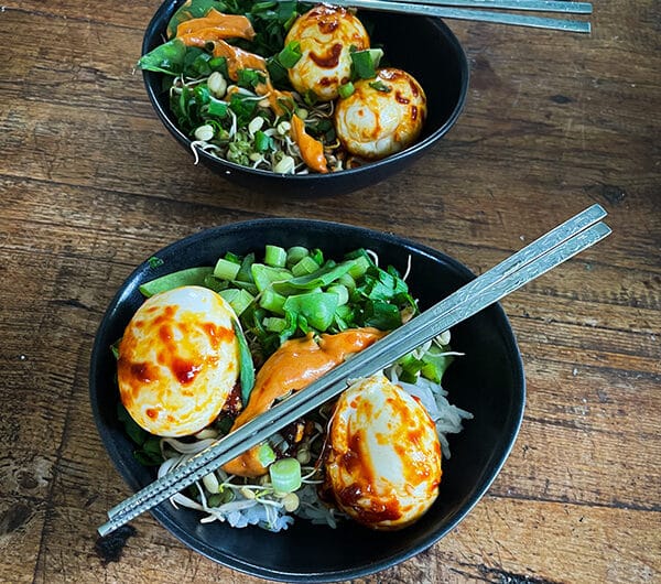 Korealainen kananmuna-riisikulho