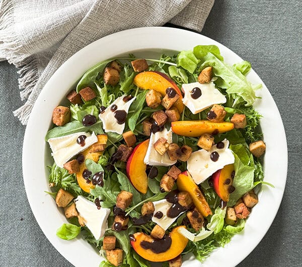 Tofusalaatti persikoilla ja valkohomejuustolla