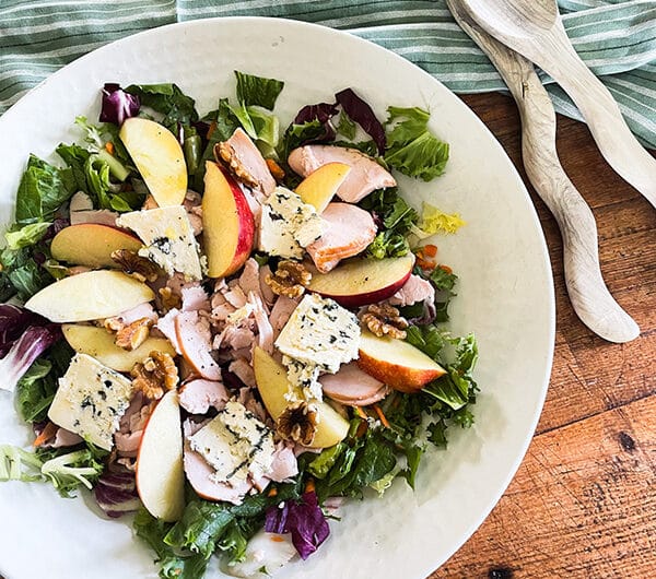 Omena-sinihomejuustosalaatti